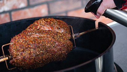 Rožněná krkovice v celku na grilu