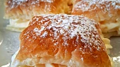 Křehké polštářky z listového těsta