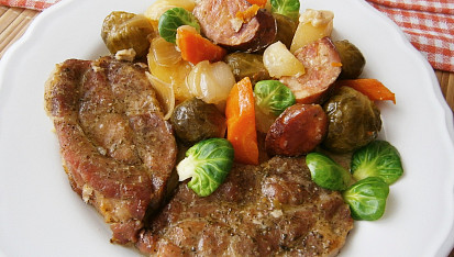 Vepřové plátky s klobásou a zeleninou z jednoho pekáčku