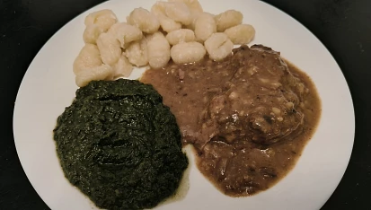 Hovězí plátky na česneku, Hovězí na česneku, špenát a noky. Hovězí je dělané v pomalém hrnci.
