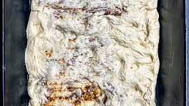 Focaccia s příchutí skořicových šneků
