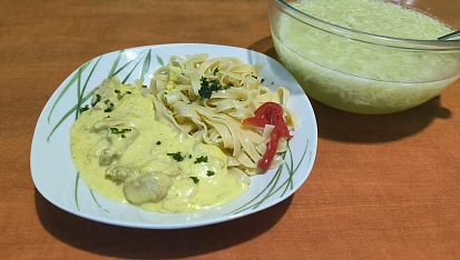 Kuřecí kari nudličky se sýrem a pórkem na smetaně