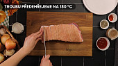 Pečený vepřový bůček na cibuli