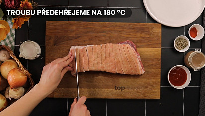 Pečený vepřový bůček na cibuli