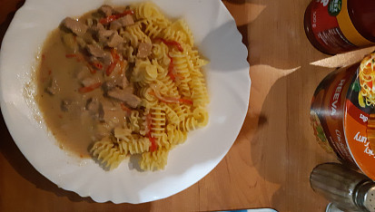 Vepřové pikantní nudličky na smetaně s pórkem