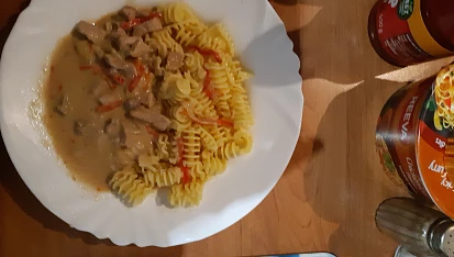 Vepřové pikantní nudličky na smetaně s pórkem