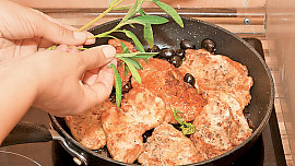 Kuřecí plátky na olivách