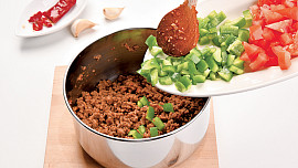 Brambory plněné pikantní směsí