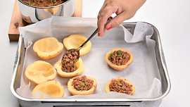 Brambory plněné pikantní směsí