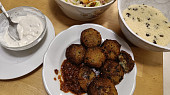 Falafel z klíčené cizrny, falafel s kuskusem a dresingem