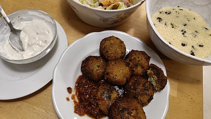 Falafel z klíčené cizrny, falafel s kuskusem a dresingem
