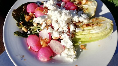Grilované pak choi a ředkvičky s arašídy