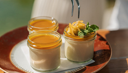 Vanilková panna cotta s mangovým pyré