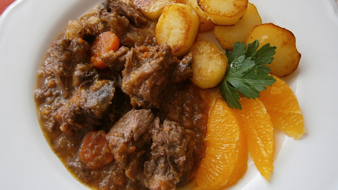 Hovězí oháňka na mrkvi, pomeranči v pomalém hrnci