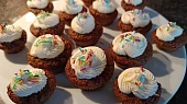 Jogurtové muffiny s banánem, Přidala jsem šlehačku,ale může být i zdravější tvaroh.