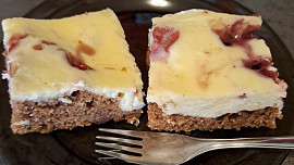 Kávové řezy s tvarohem a marmeládou