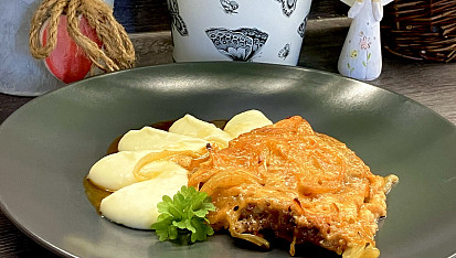 Plátky krkovice zapečené s cibulí a dvěma druhy sýrů