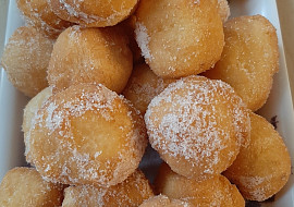 Tvarohové koblížky (Jsou skvělé, jen poměr mouky nesedí, musela jsem dost dosypávat.  Taky není uvedený tvaroh.  Já dala tučný (červený). Jinak super a doporučuji.)