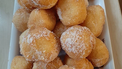 Tvarohové koblížky, Jsou skvělé, jen poměr mouky nesedí, musela jsem dost dosypávat.  Taky není uvedený tvaroh.  Já dala tučný (červený). Jinak super a doporučuji.