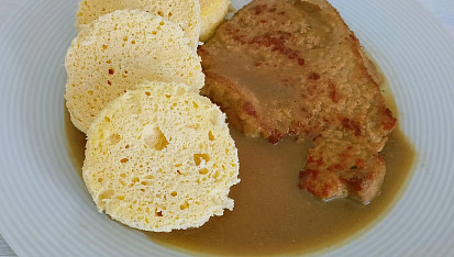 Vepřové s cibulovou omáčkou a paloučkovým knedlíkem (vhodné pro diabetiky)