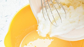 Krupicový trhanec s ovocnou omáčkou