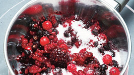 Krupicový trhanec s ovocnou omáčkou