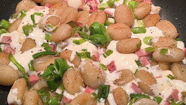 Máslové opečené gnocchi se šunkou, pórkem a sýrem