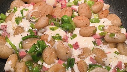 Máslové opečené gnocchi se šunkou, pórkem a sýrem, moc dobrý to bylo