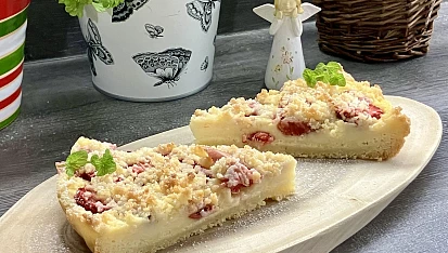 Drobenkový koláč s pudinkem a jahodami