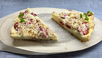 Drobenkový koláč s pudinkem a jahodami