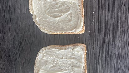 Sendvič se slaninou, sýrem a vejcem