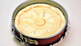 Velikonoční koláč s celými vejci