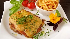 Zapečený vepřový steak se šunkou