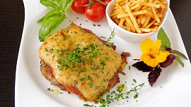 Zapečený vepřový steak se šunkou