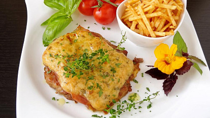 Zapečený vepřový steak se šunkou