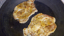Zapečený vepřový steak se šunkou