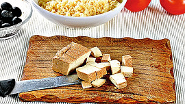 Kuskusový salát s uzeným tofu