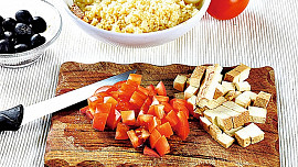 Kuskusový salát s uzeným tofu