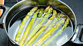 Pečené brambory s chřestem