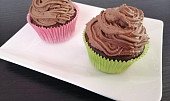 Kakaové cupcakes s pařížskou šlehačkou