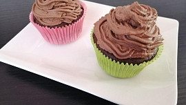 Kakaové cupcakes s pařížskou šlehačkou