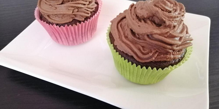 Kakaové cupcakes s pařížskou šlehačkou