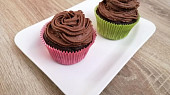 Kakaové cupcakes s pařížskou šlehačkou