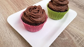 Kakaové cupcakes s pařížskou šlehačkou