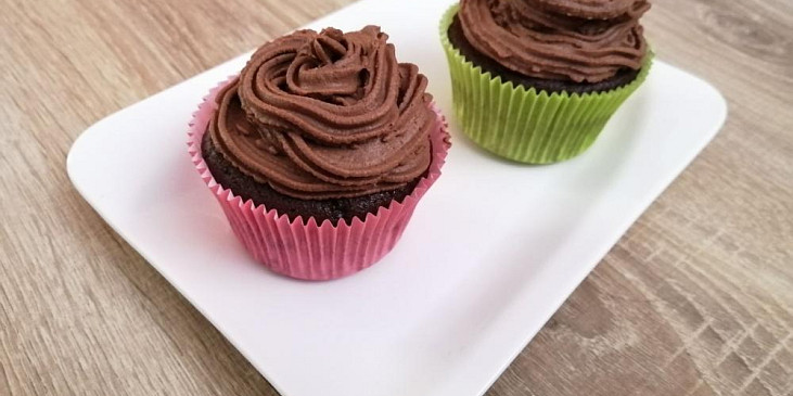 Kakaové cupcakes s pařížskou šlehačkou