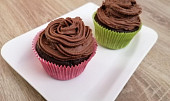 Kakaové cupcakes s pařížskou šlehačkou