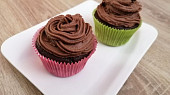 Kakaové cupcakes s pařížskou šlehačkou