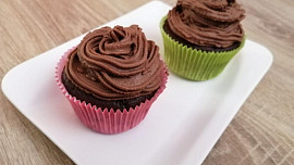 Kakaové cupcakes s pařížskou šlehačkou