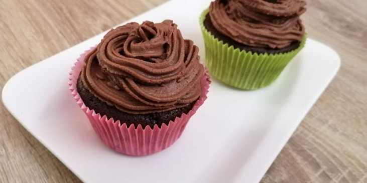 Kakaové cupcakes s pařížskou šlehačkou