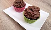 Kakaové cupcakes s pařížskou šlehačkou
